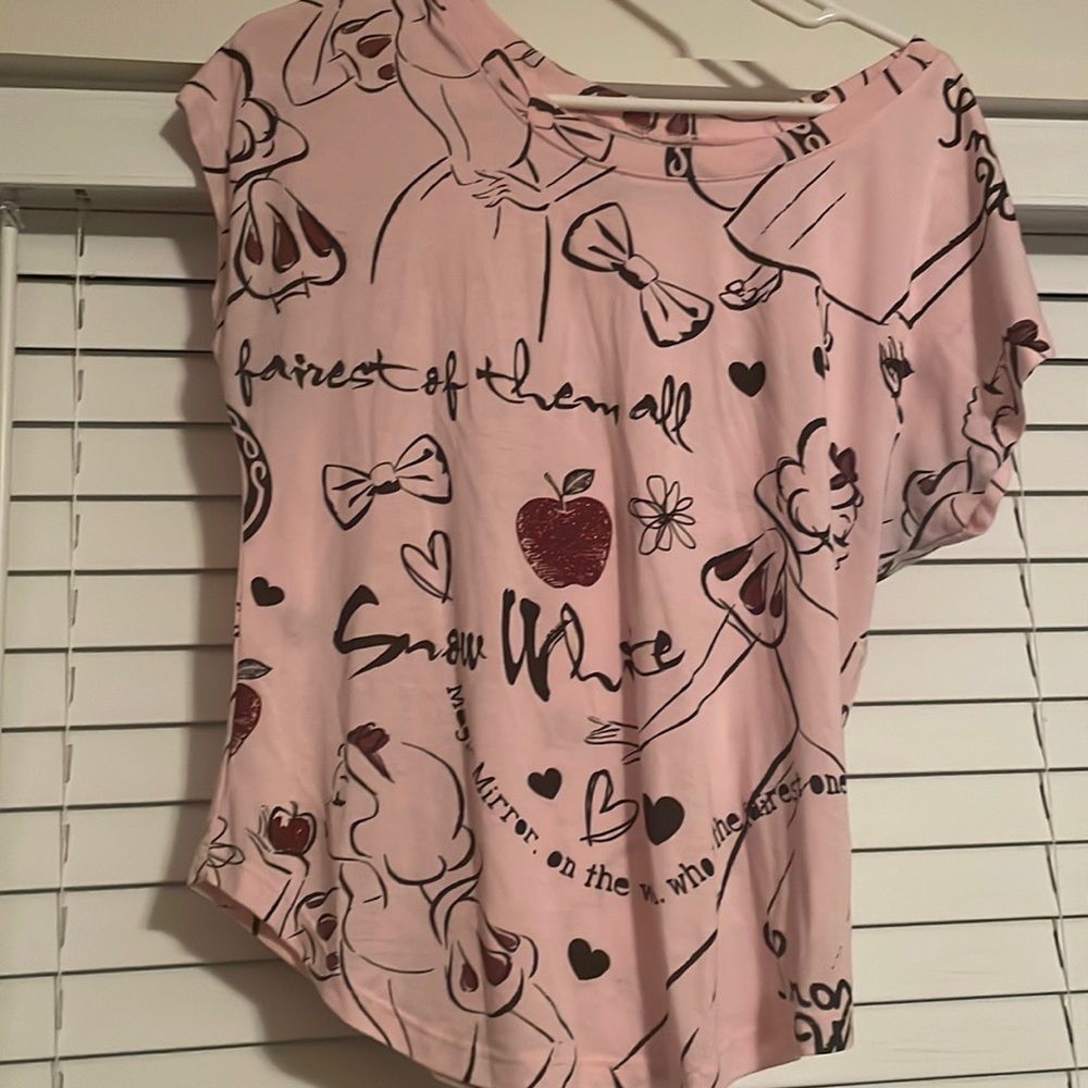 Disney Boutique. Snow White T-Shirt. Size Medium.